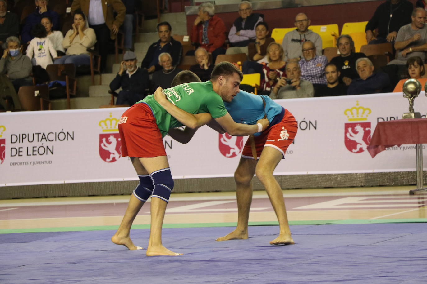 Corro de lucha leonesa en el Palacio de los Deporte.