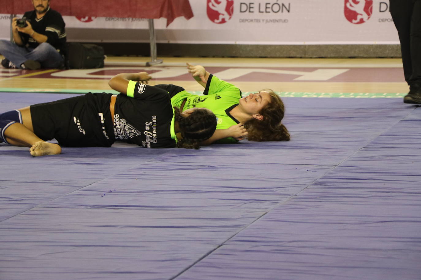 Corro de lucha leonesa en el Palacio de los Deporte.