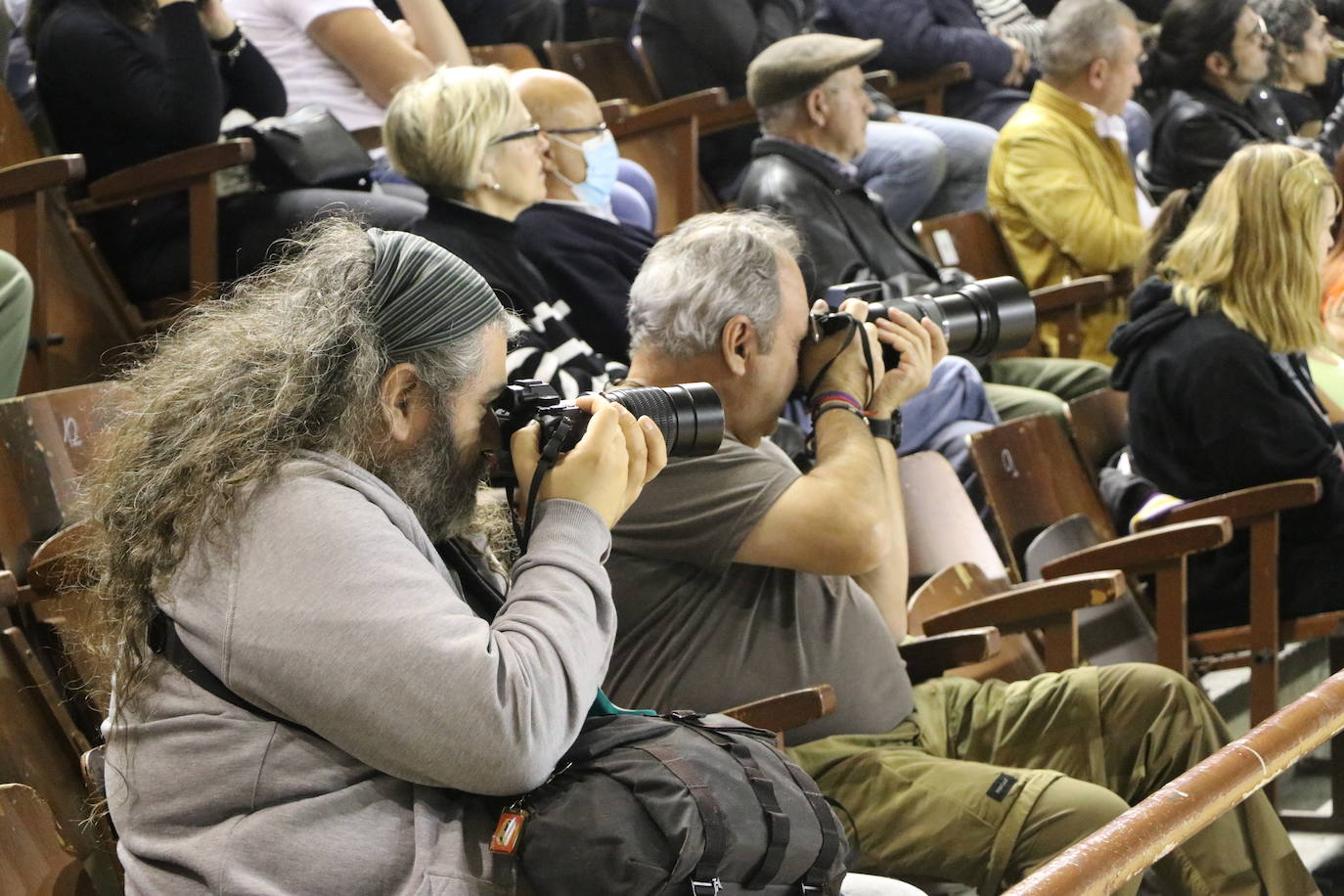 Corro de lucha leonesa en el Palacio de los Deporte.