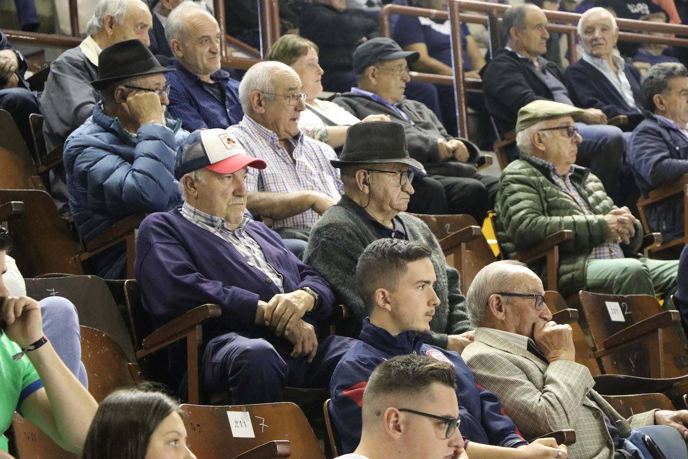 Corro de lucha leonesa en el Palacio de los Deporte.