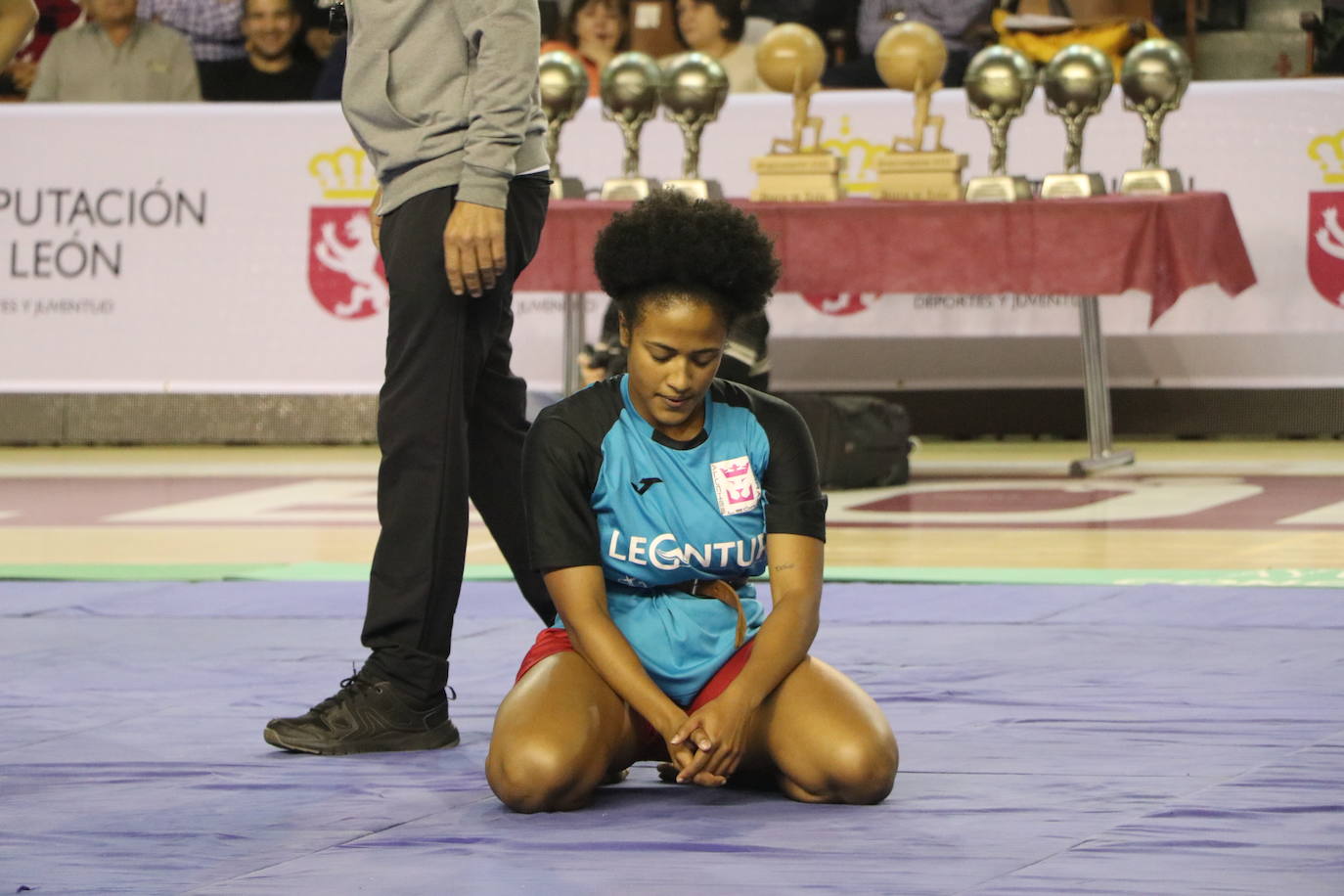 Corro de lucha leonesa en el Palacio de los Deporte.