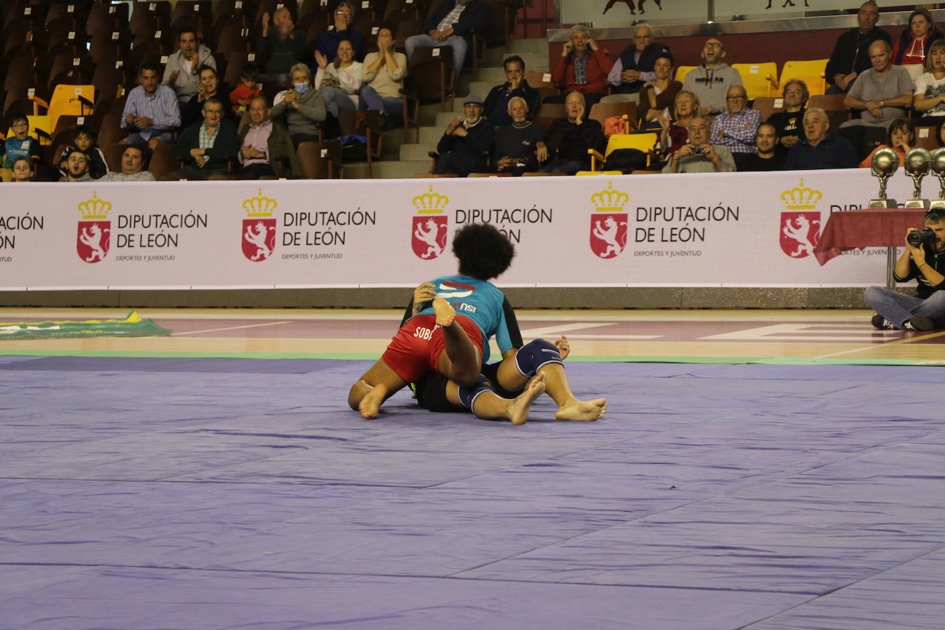 Corro de lucha leonesa en el Palacio de los Deporte.