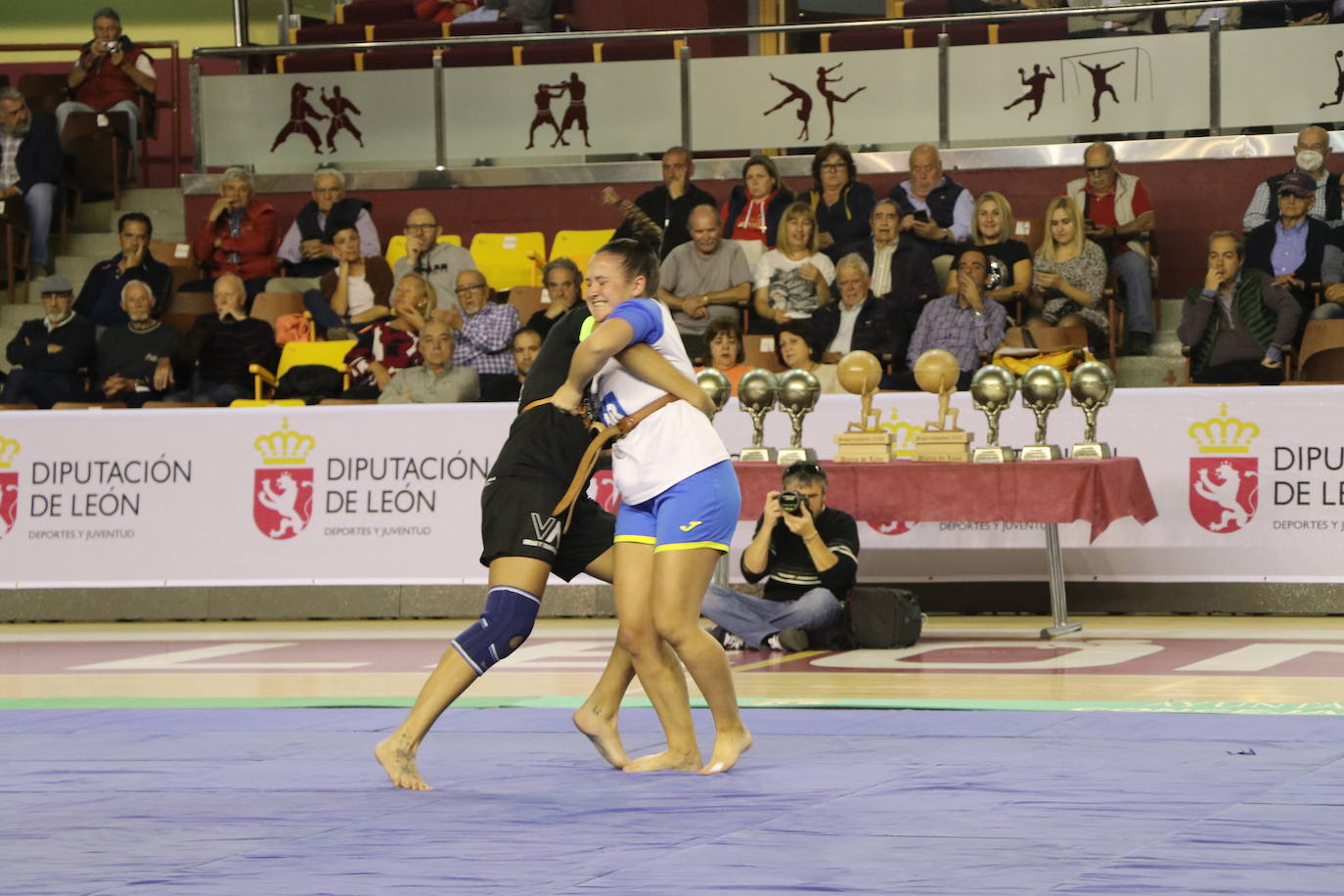 Corro de lucha leonesa en el Palacio de los Deporte.