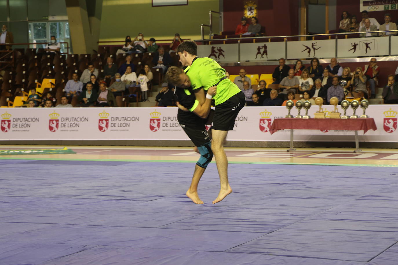 Corro de lucha leonesa en el Palacio de los Deporte.