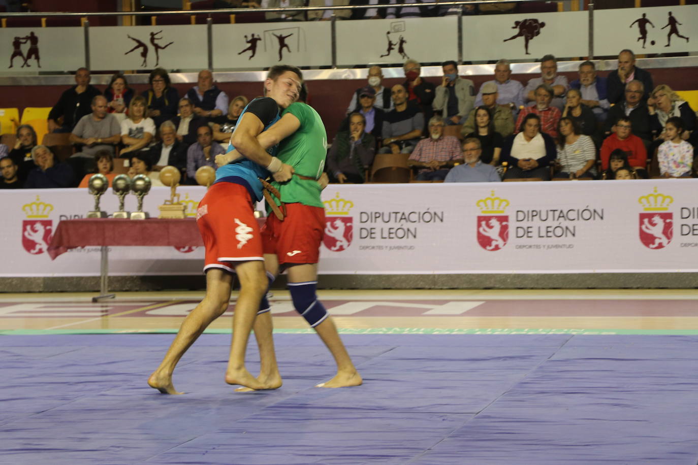 Corro de lucha leonesa en el Palacio de los Deporte.