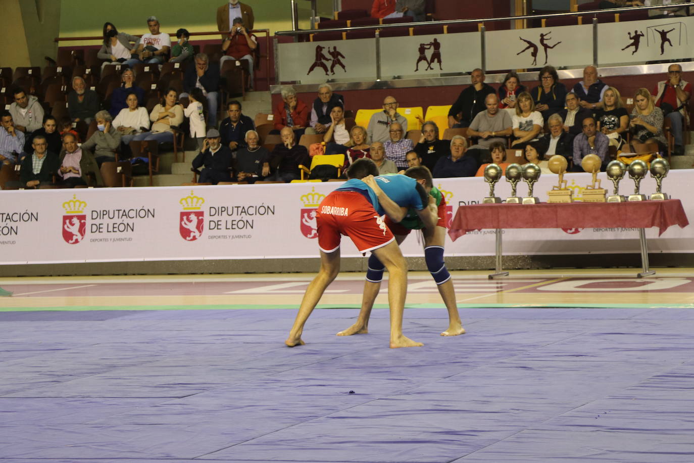 Corro de lucha leonesa en el Palacio de los Deporte.