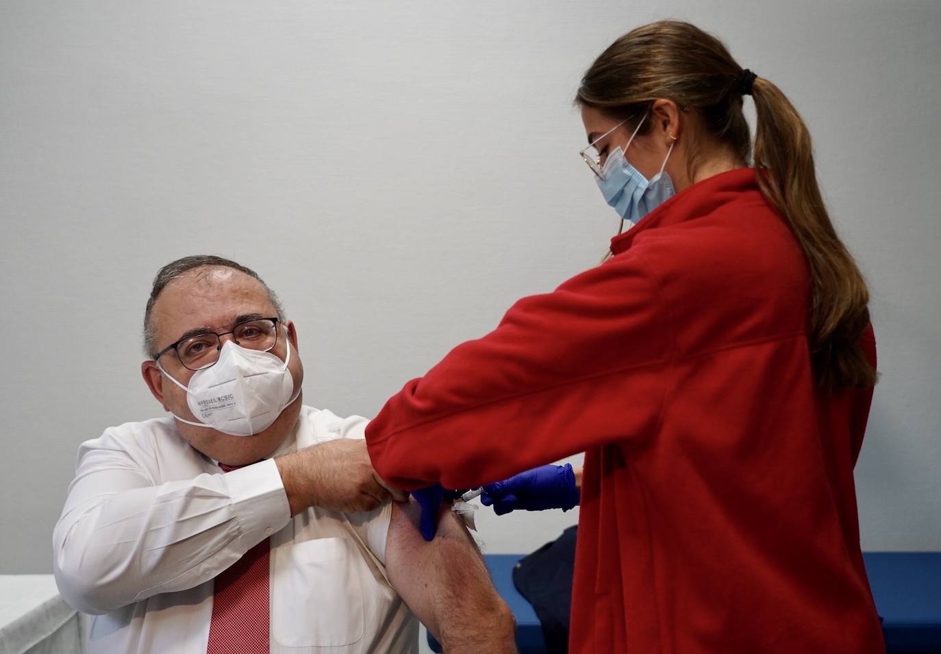 El consejero de Sanidad, Alejandro Vázquez, recibe la vacuna antigripal, en el marco de la campaña autonómica 2022 de vacunación sistemática frente a la gripe.