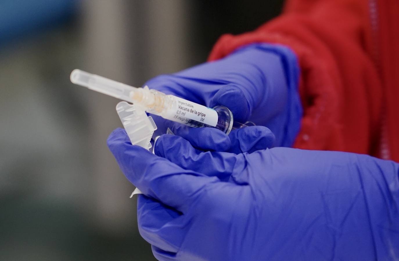 El consejero de Sanidad, Alejandro Vázquez, recibe la vacuna antigripal, en el marco de la campaña autonómica 2022 de vacunación sistemática frente a la gripe.