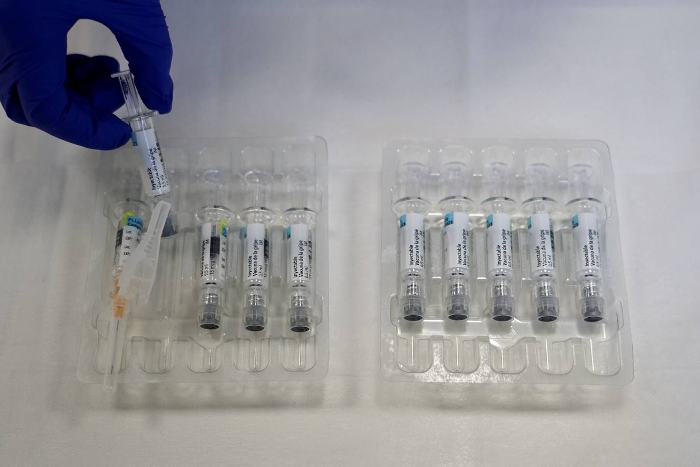 El consejero de Sanidad, Alejandro Vázquez, recibe la vacuna antigripal, en el marco de la campaña autonómica 2022 de vacunación sistemática frente a la gripe.