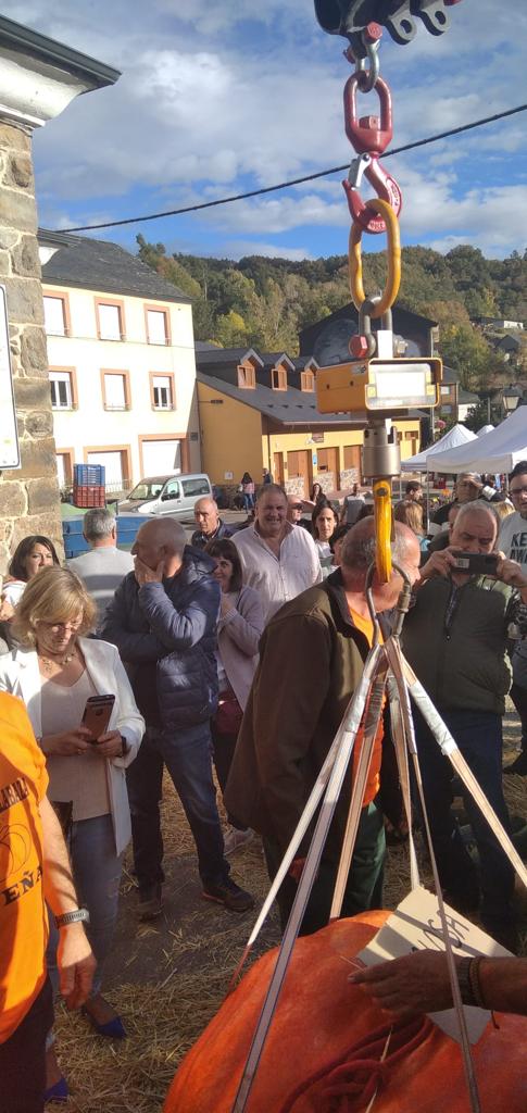 icultores, artesanos, restauradores y reposteros llenaron el pueblo con sus puestos.