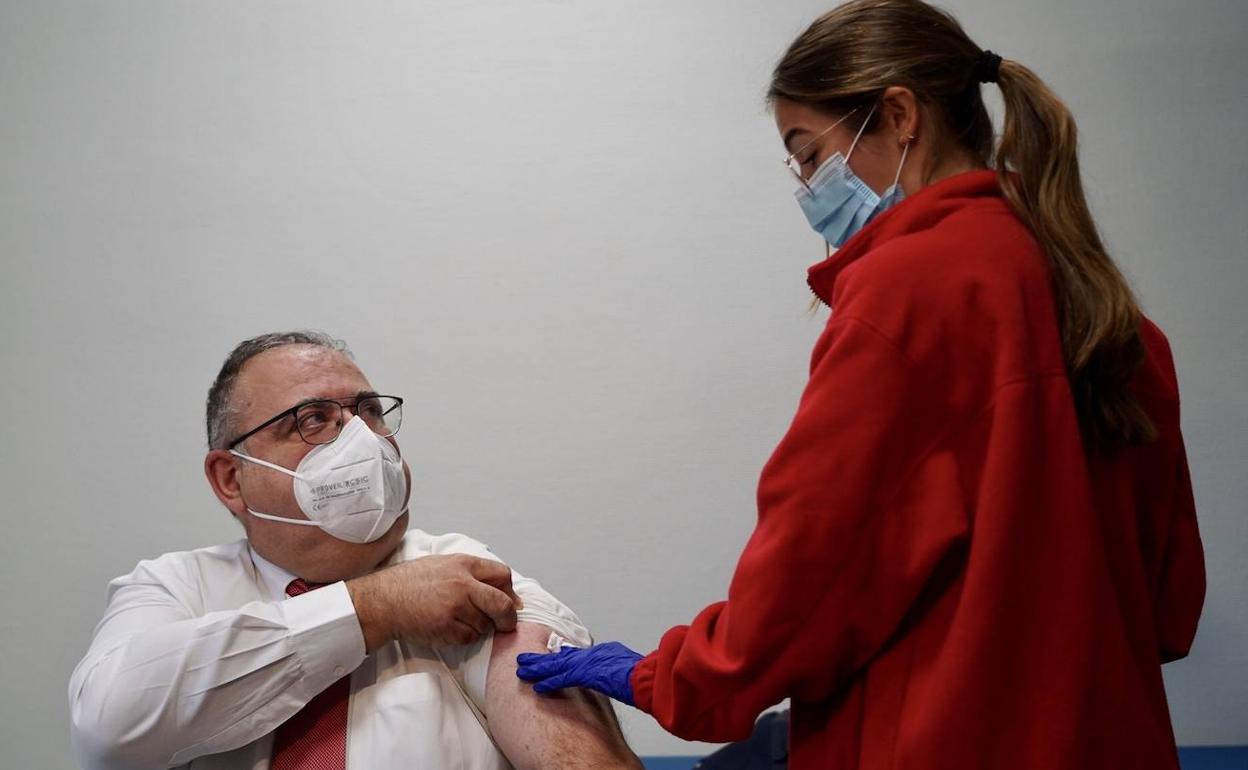 El consejero de Sanidad, Alejandro Vázquez, recibe la vacuna antigripal, en el marco de la campaña autonómica 2022 de vacunación sistemática frente a la gripe..