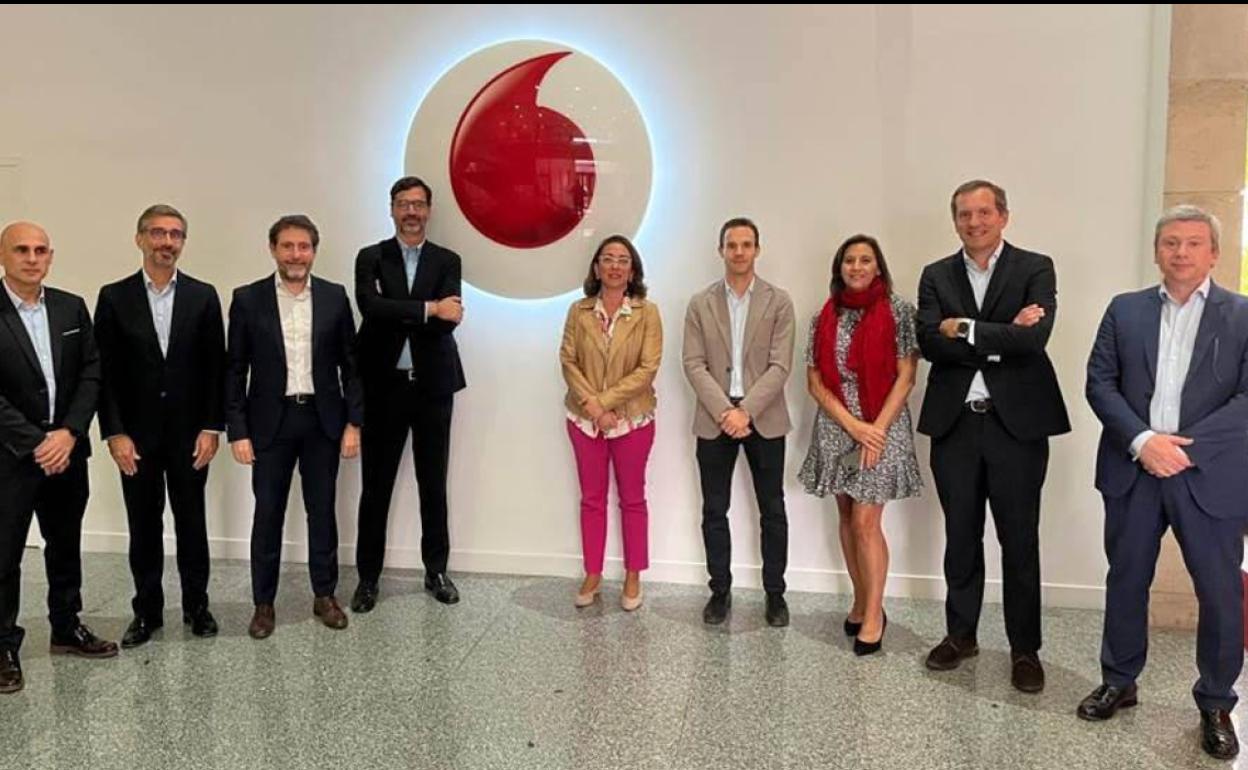 María González Corral, consejera de Movilidad y Transformación Digital de la Junta de Castilla y León (centro) junto al equipo de Vodafone.