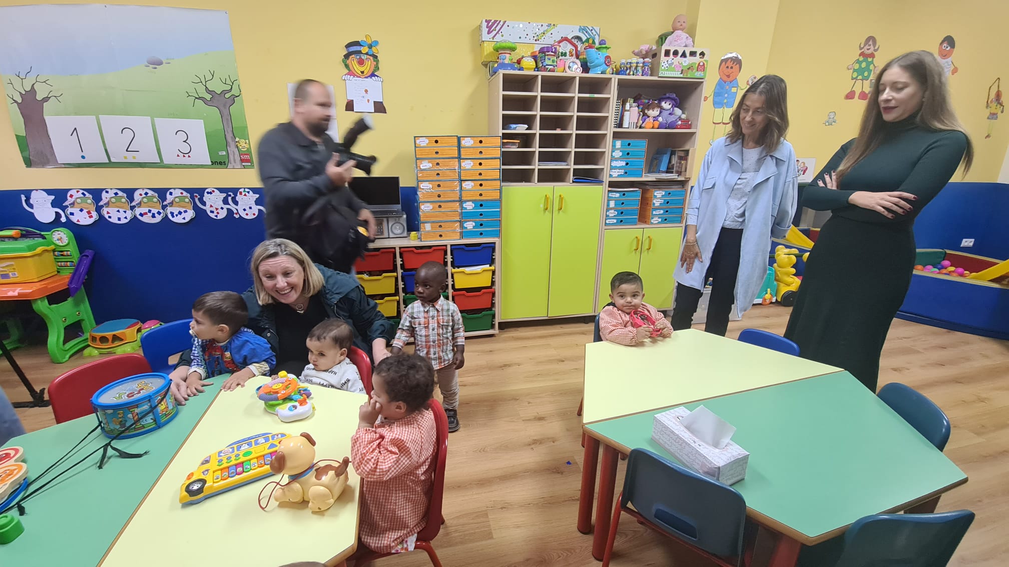 Fotos: Visita de la consejera de Familia al Hogar de la Esperanza de León