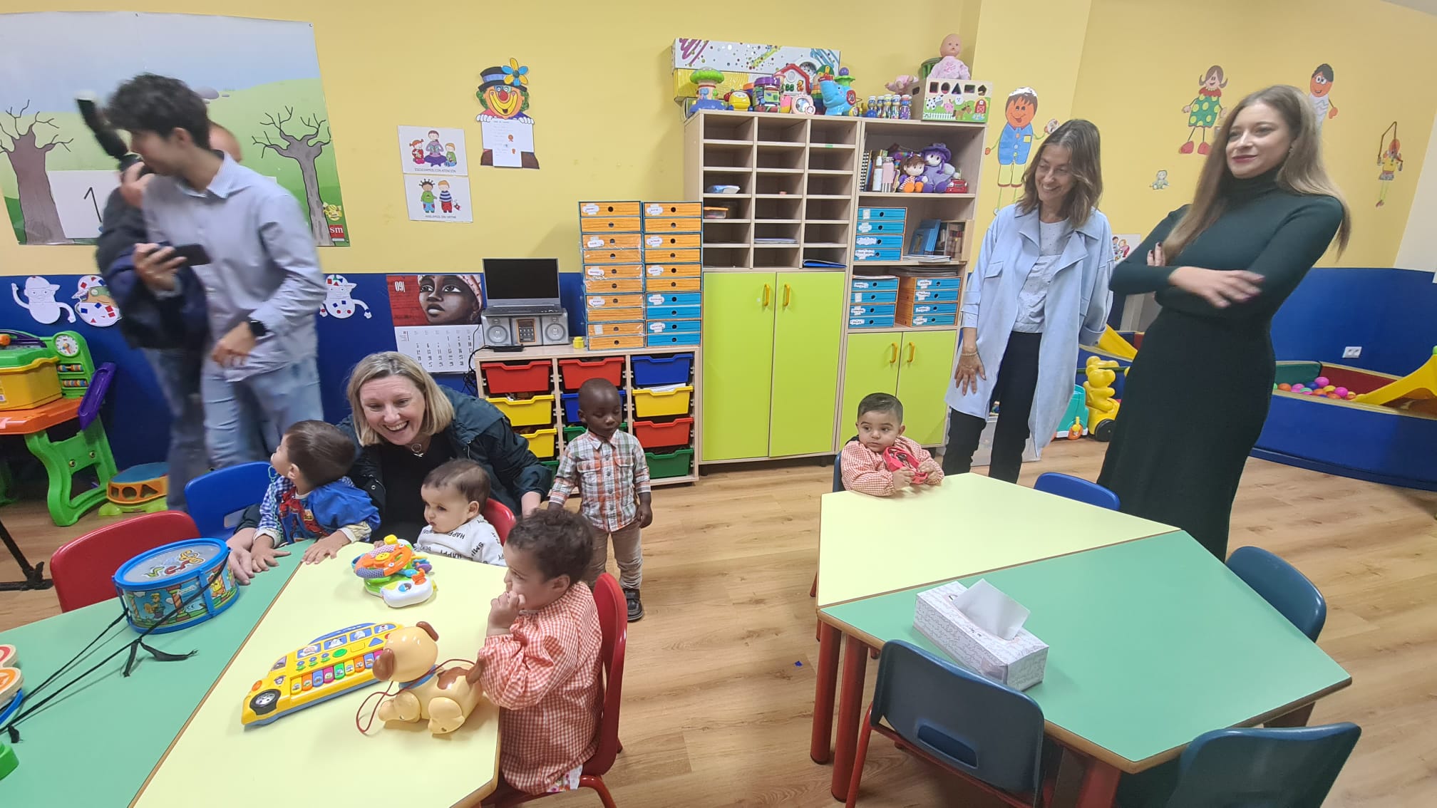 Fotos: Visita de la consejera de Familia al Hogar de la Esperanza de León