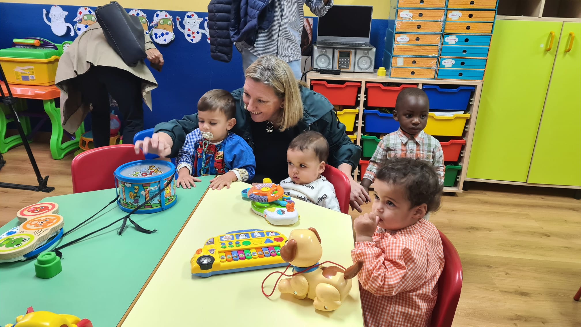 Fotos: Visita de la consejera de Familia al Hogar de la Esperanza de León