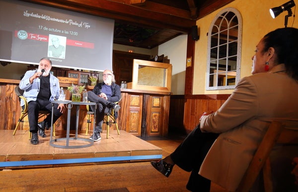 El publicista y director creativo Toni Segarra protagoniza la quinta sesión de 'Las charlas del 50 aniversario de Prada A Tope' en el Palacio de Canedo. 