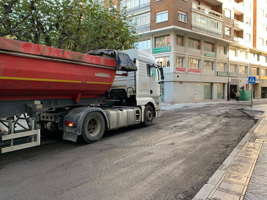 Las obras de asfaltado en la Calle Arquitecto Torbado de León.