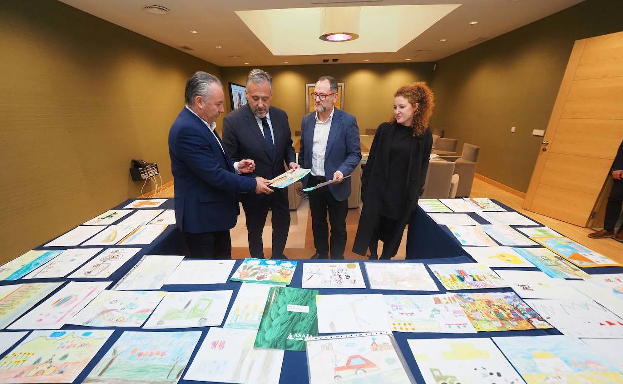 El jurado decide entre los dibujos presentados del concurso para menores de edad.