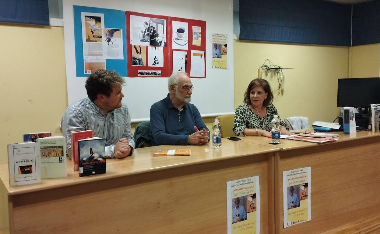 Juan Pedro Aparicio apadrina el inciio del curso de los clubes de lectura de la Biblioteca de Pinilla. 