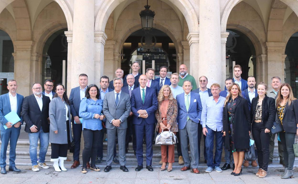 La Junta Directiva de la Federación Leonesa de Empresarios y el alcalde de León, José Antonio Diez, tras la reunión celebrada este martes.