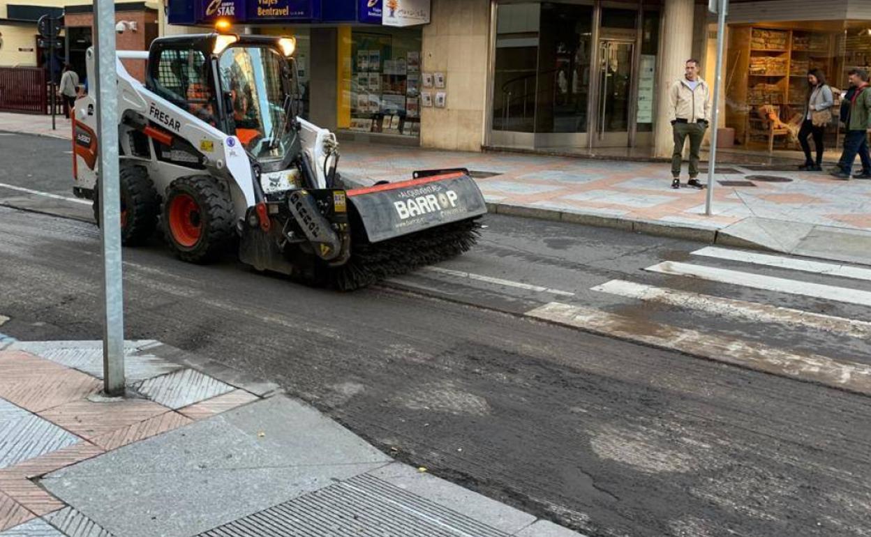 Las obras de asfaltado en la Calle Arquitecto Torbado en León.