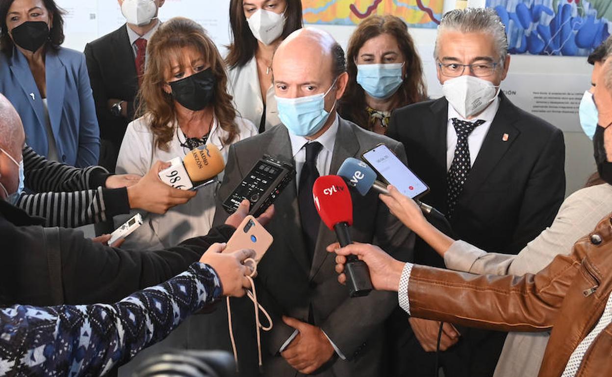 Inauguración de la exposición 'Cuadros con Esperanza', con la asistencia del viceconsejero de Asistencia Sanitaria, Planificación y Resultados en Salud, Jesús García-Cruces Méndez.