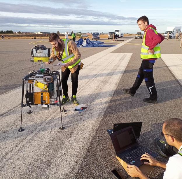 Imagen del lanzamiento del UAX-III, en las instalaciones del aeródromo de La Virgen del Camino. 