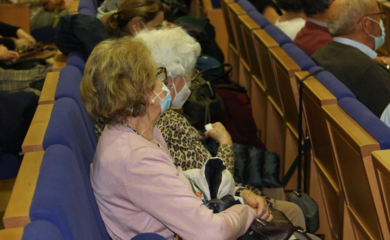 Dos mujeres asisten a una charla de la Universidad de la Experiencia. 