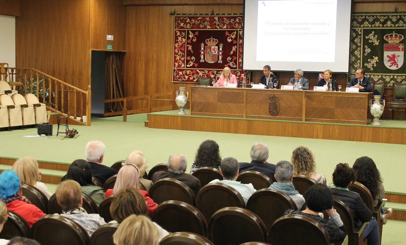 El Aula Magna San Isidoro del Edificio El Albéitar de la Universidad de León (ULE) acogió la ceremonia de apertura de curso de la sede de León del Programa Interuniversitario de la Experiencia (PIEx).