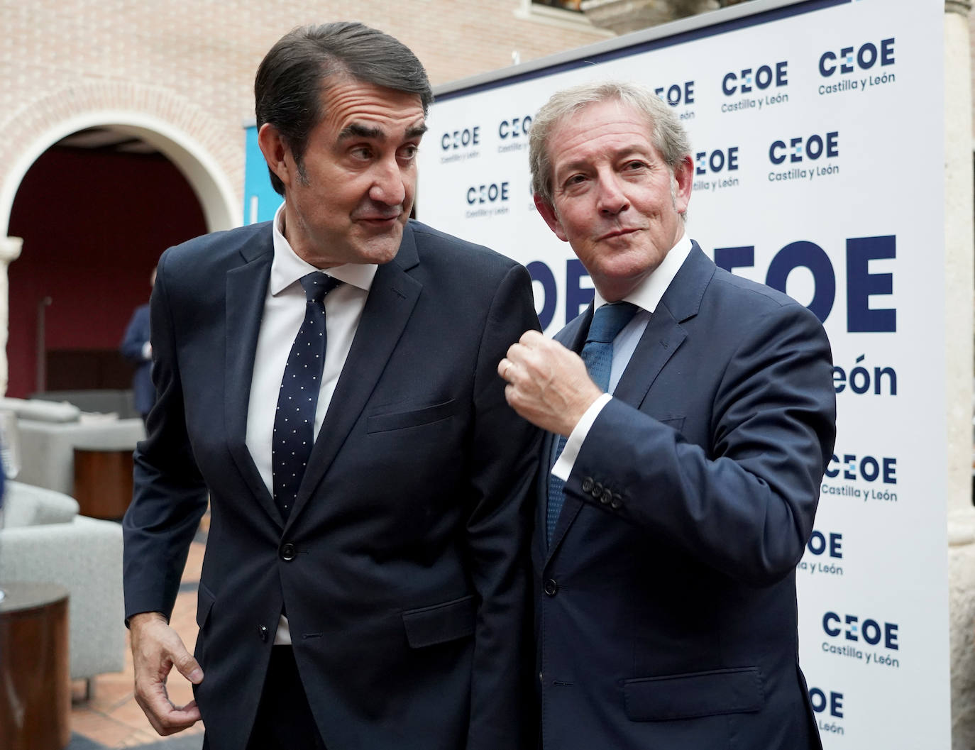 Empresarios se reunen con Suárez-Quiñones, consejero de vivienda.