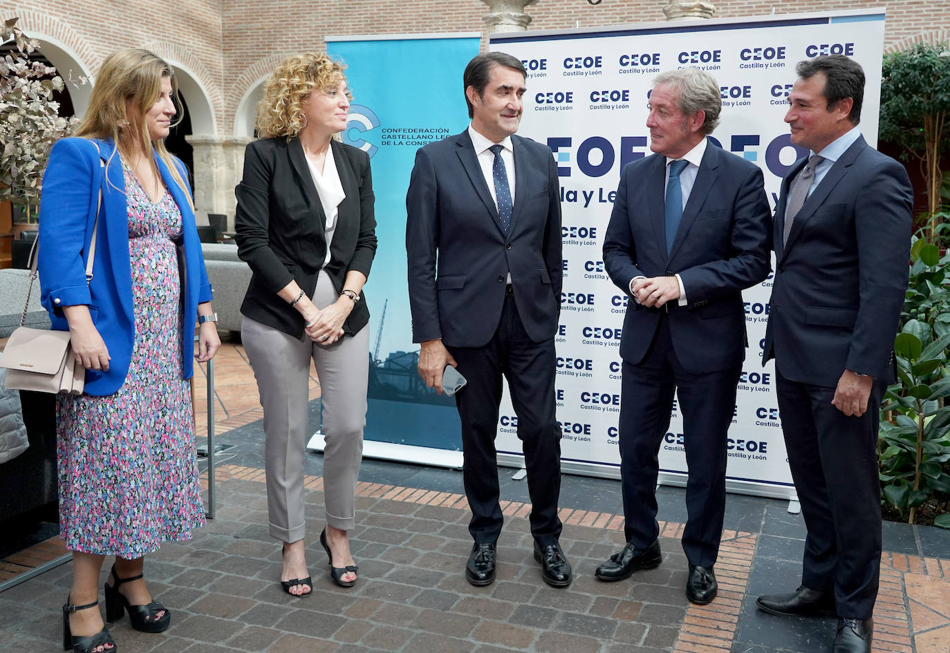 Empresarios se reunen con Suárez-Quiñones, consejero de vivienda.