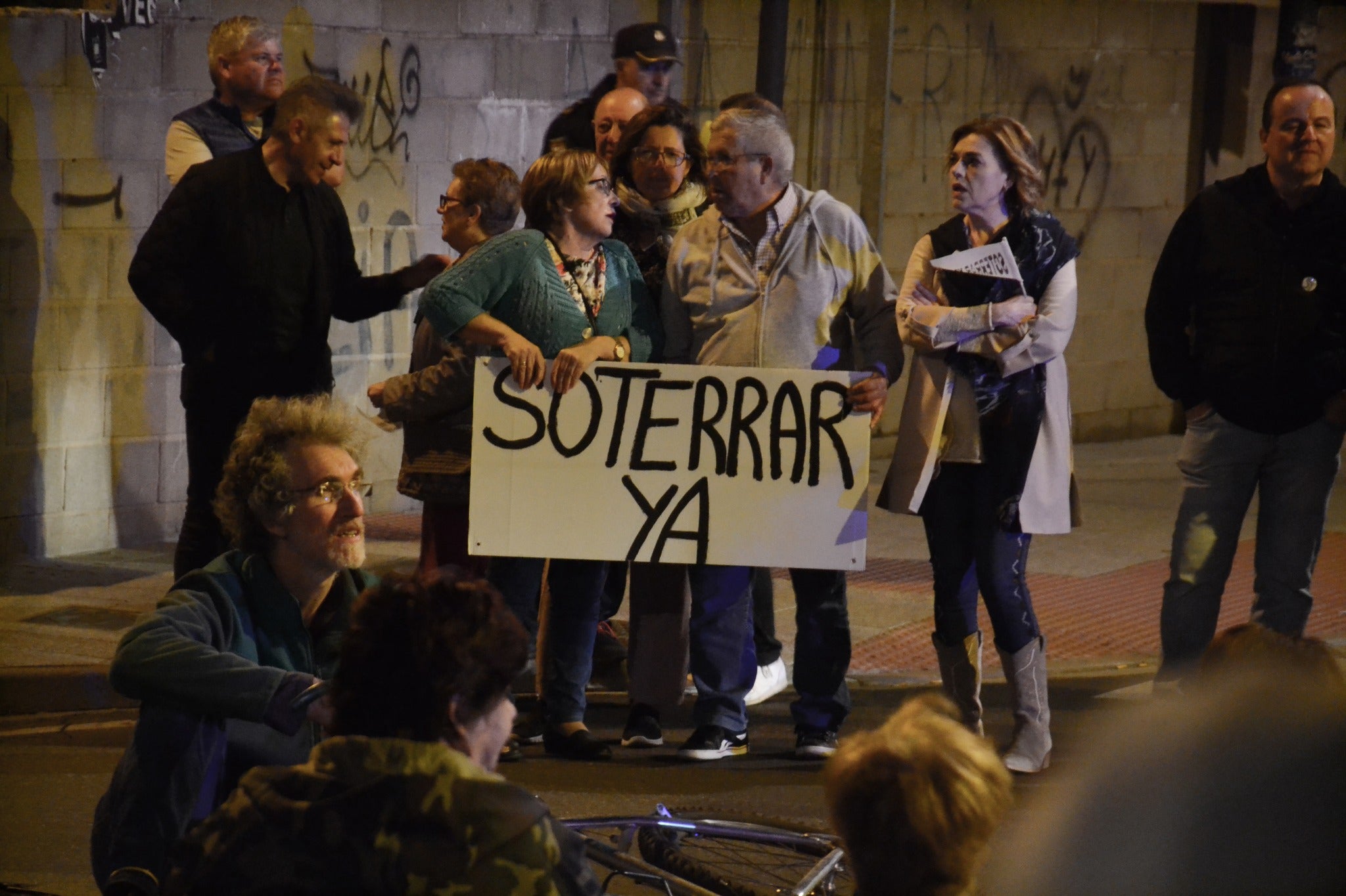 Los vecinos continuan con su marcha todos los viernes exigiendo el soterramiento