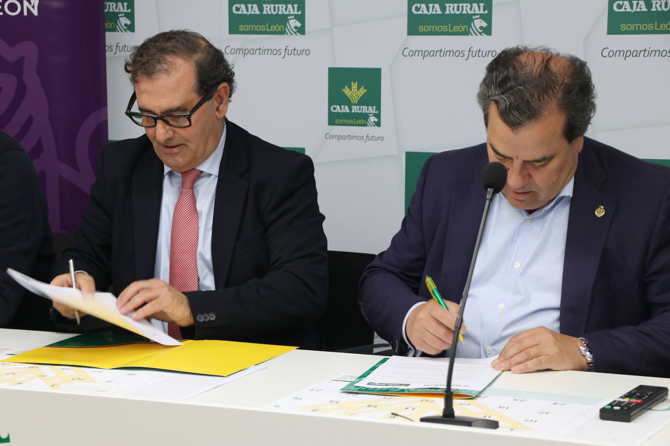 Firma del convenio entre Cajar Rural y la Fundación Monteleón.