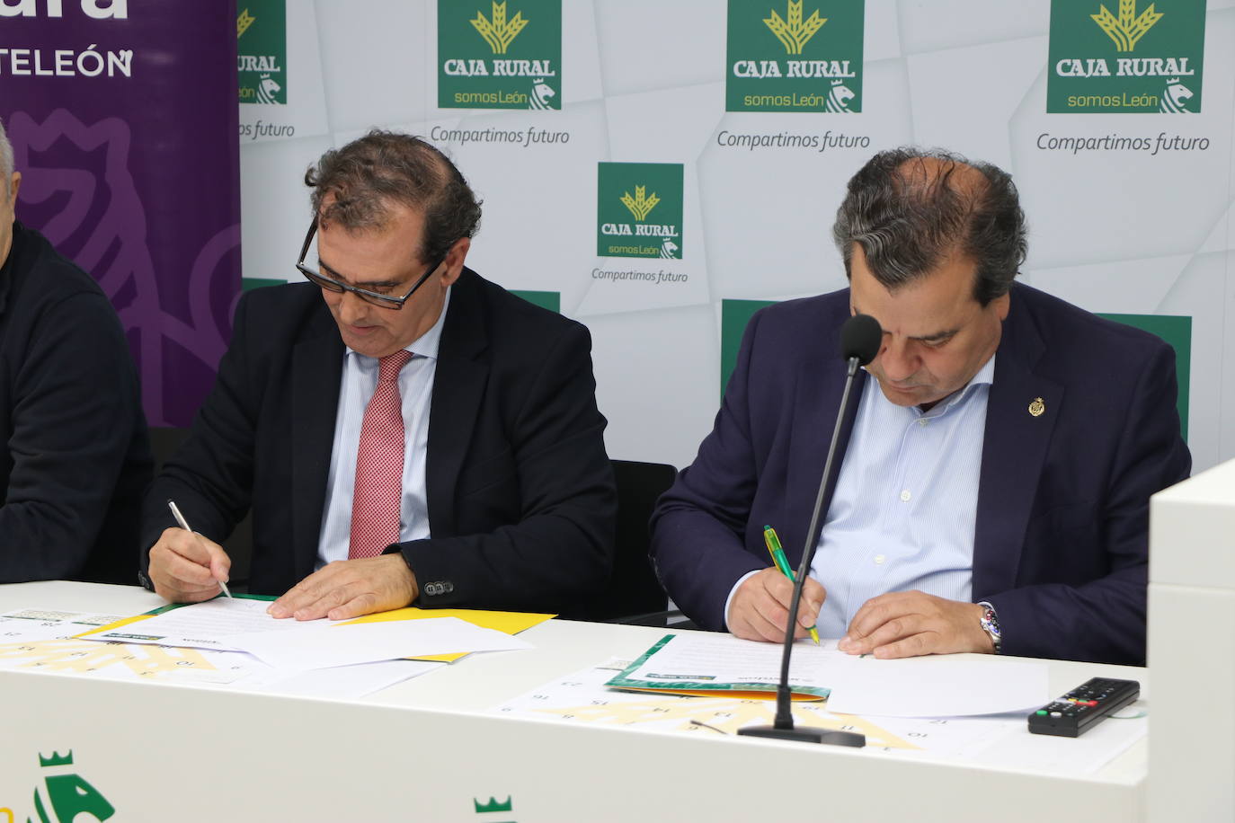 Firma del convenio entre Cajar Rural y la Fundación Monteleón.