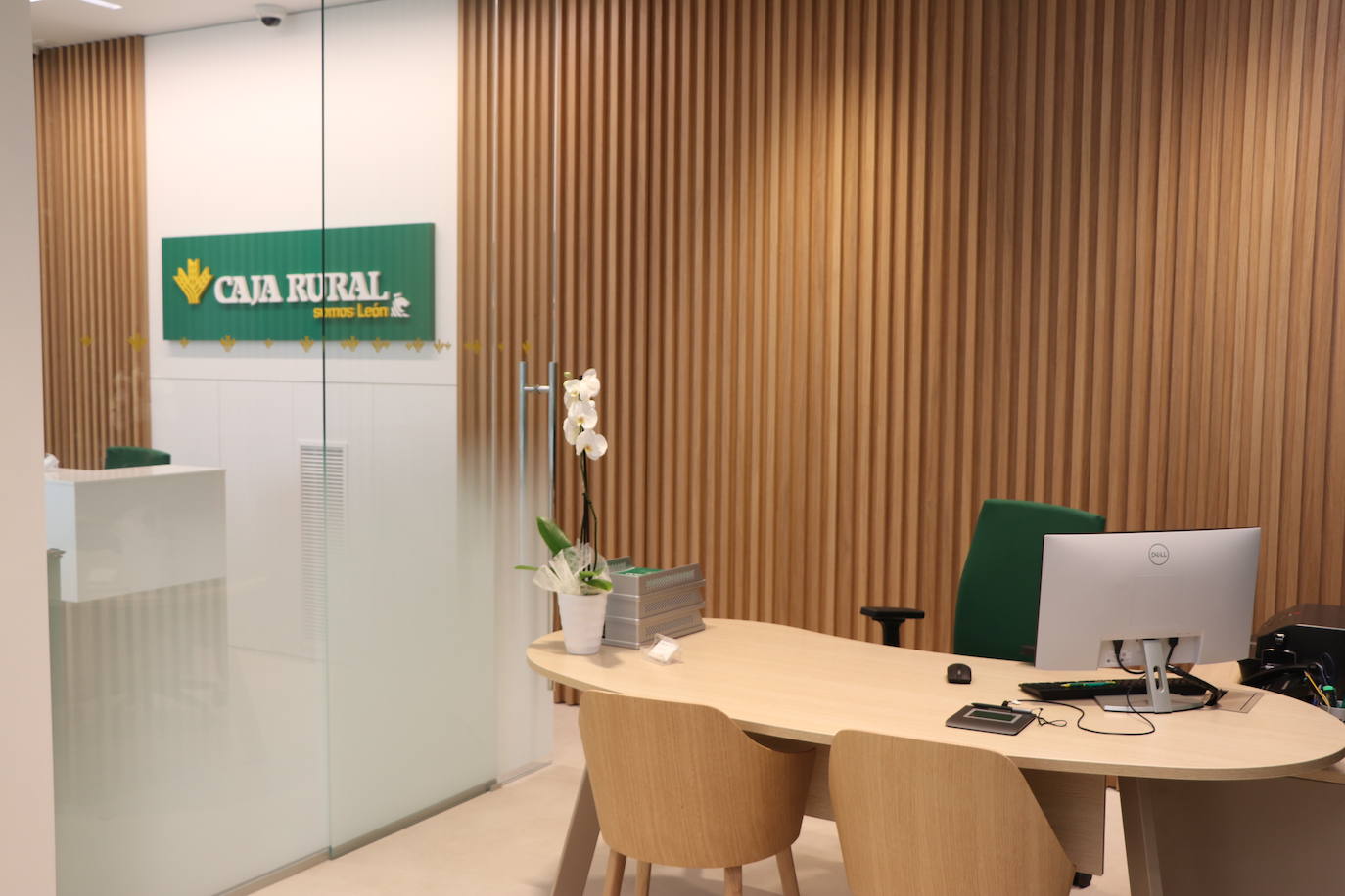 Caja Rural inaugura una nueva oficina en la capital leonesa. 