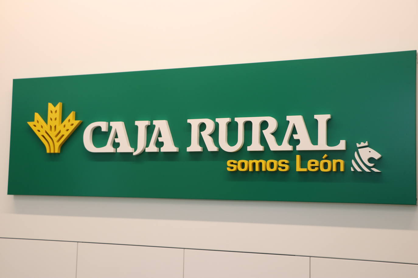 Caja Rural inaugura una nueva oficina en la capital leonesa. 