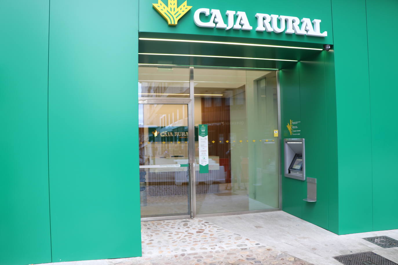 Caja Rural inaugura una nueva oficina en la capital leonesa. 