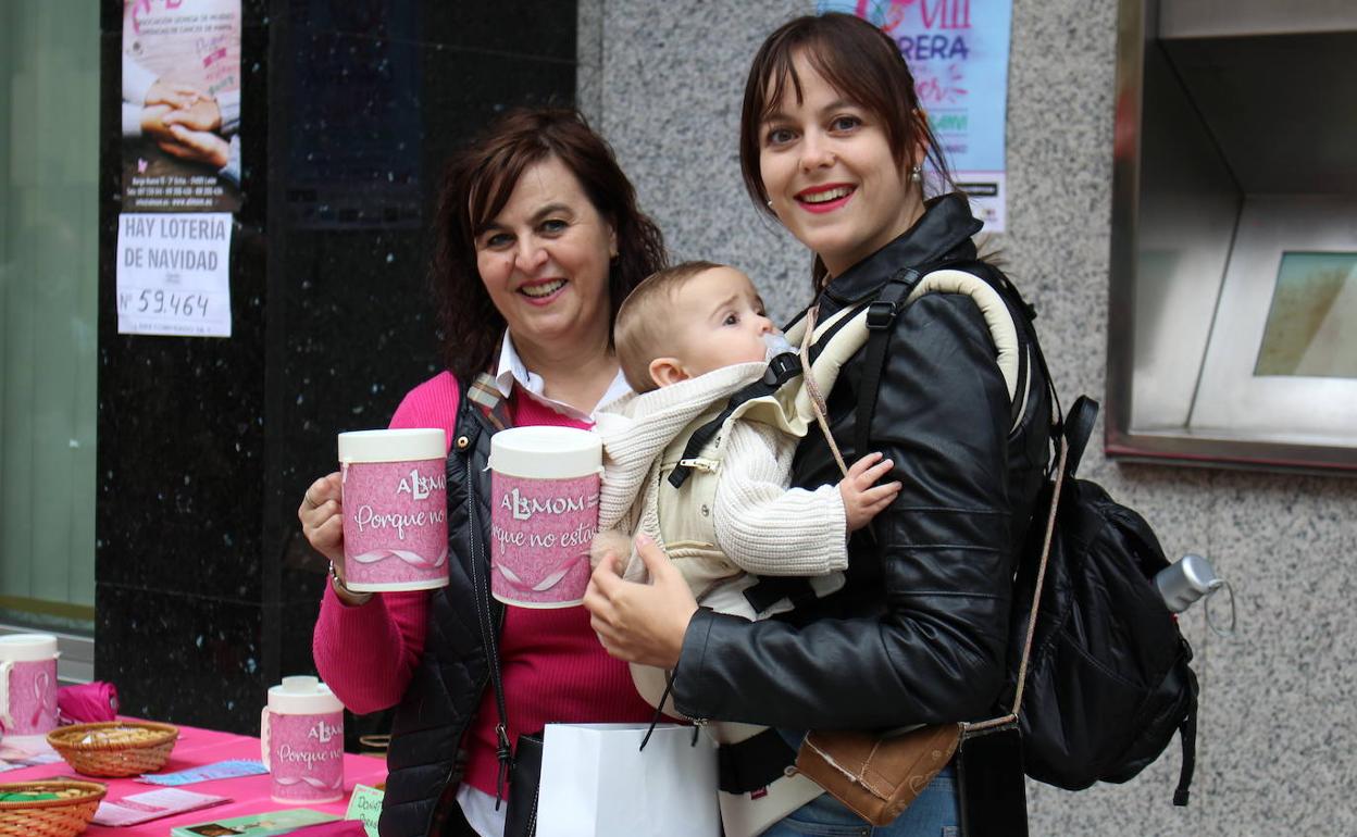 Mesa petitoria en Ordoño II para recoger fondos en la lucha contra el cáncer de mama.