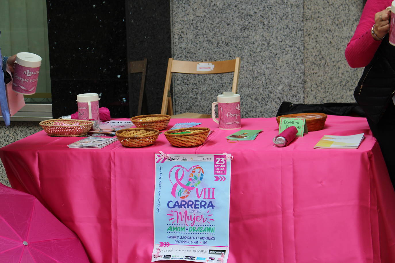 Fotos: Mesa petitoria de Almom en favor de la lucha contra el cáncer de mama