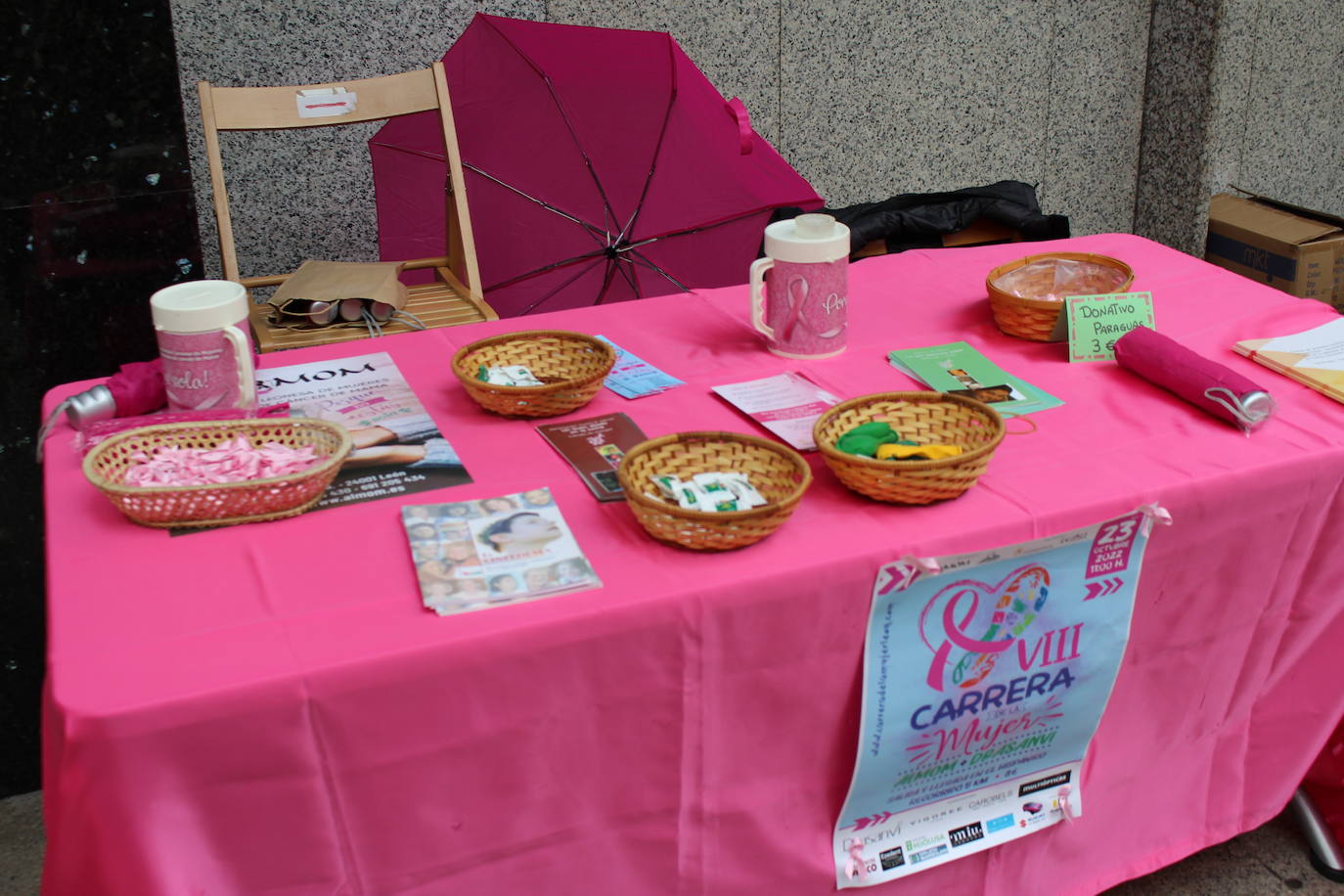 Fotos: Mesa petitoria de Almom en favor de la lucha contra el cáncer de mama