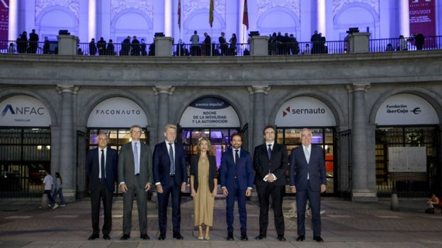 De izq. a der.: José Luis Hidlago, presidente de honor de Ibercaja; Francisco J. Riberas, presidente de Sernauto; Wayne Griffiths, presidente de ANFAC; Raquel Sánchez, ministra de Transportes, Movilidad y Agenda Urbana; Gerardo Pérez, presidente de Faconauto; Francisco Serrano, presidente de Ibercaja Banco y José Luis Rodrigo, director general de Fundación Ibercaja.