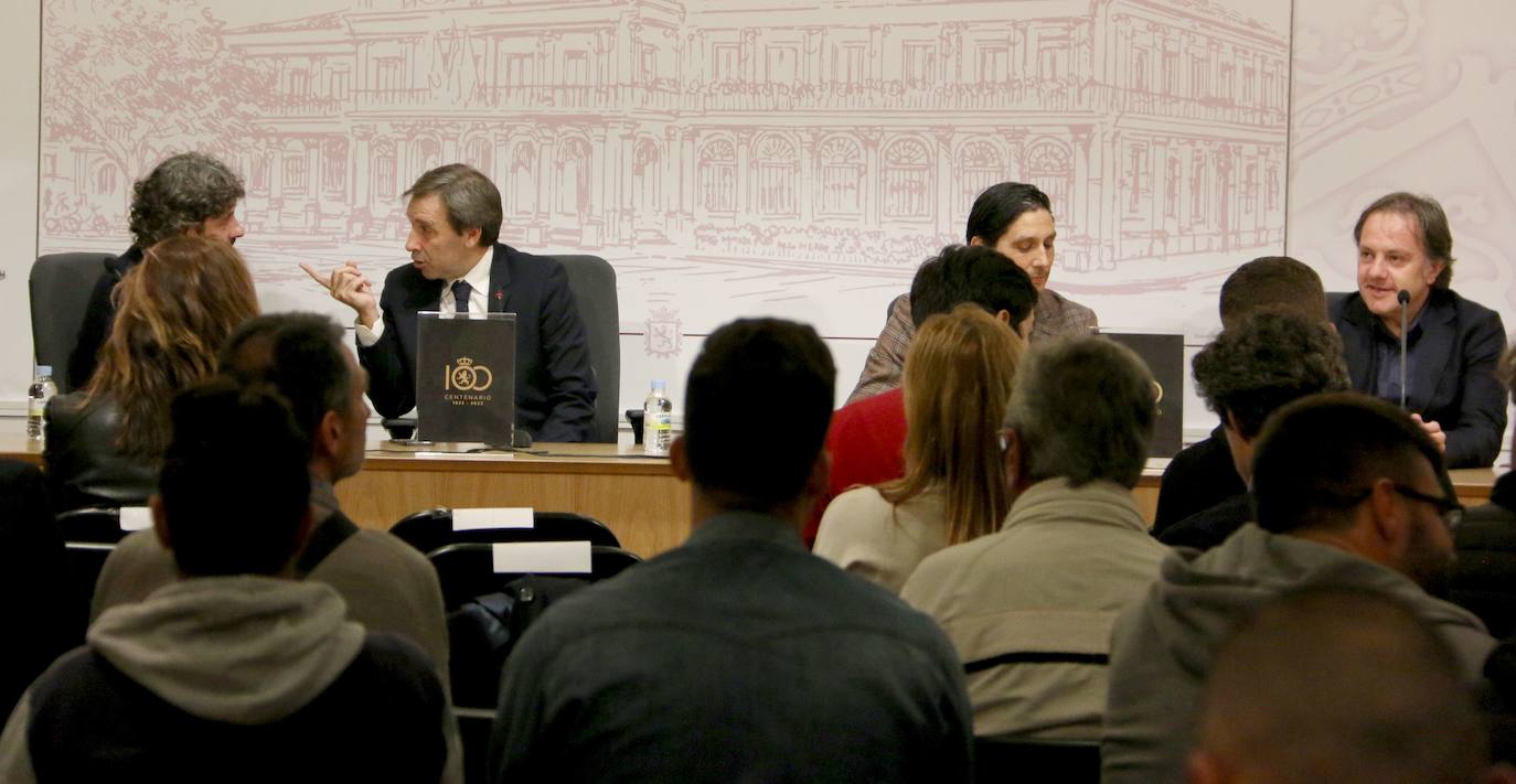 Los leoneses Sergio Fernández, Andresín, Felipe Miñambres y Emilio Vega expusieron cómo es su trabajo en las conferencias por el centenario de la Cultural '10x100'