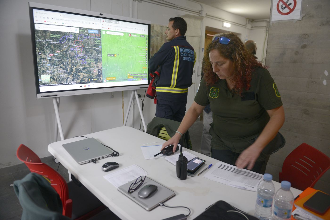 Miembros del operativo policial para coordinar el dispositivo de búsqueda de la avioneta, a 20 de octubre de 2022, en A Gudiña, Ourense, Galicia (España). Continúa la búsqueda de una avioneta contraincendios desaparecida que había partido de la base de Doade, en Lugo, con rumbo a Córdoba. Fuentes de los servicios de emergencias apuntan a que el piloto se tuvo que desviar a la altura de Valladolid y que habría vuelto en dirección hacia la provincia de Ourense.