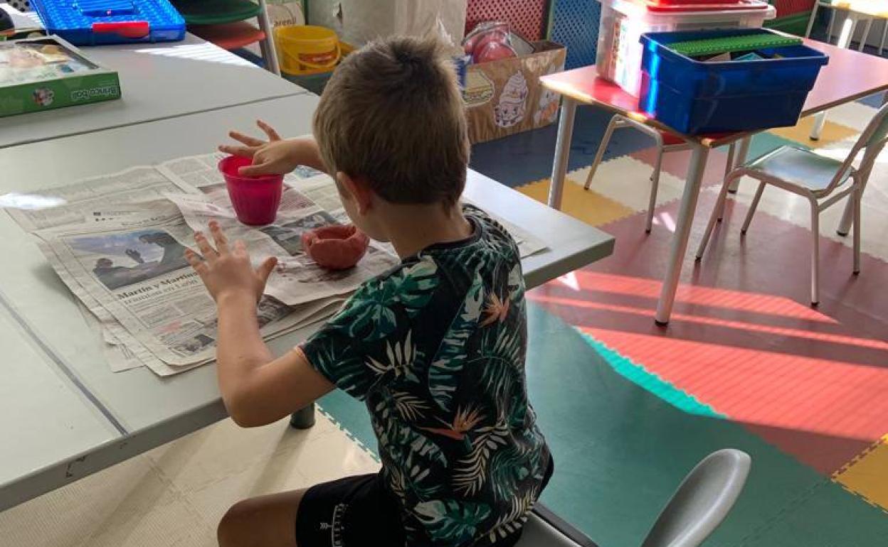 Un alumno en el aula lúdico educativa de San Andrés del Rabanedo. 