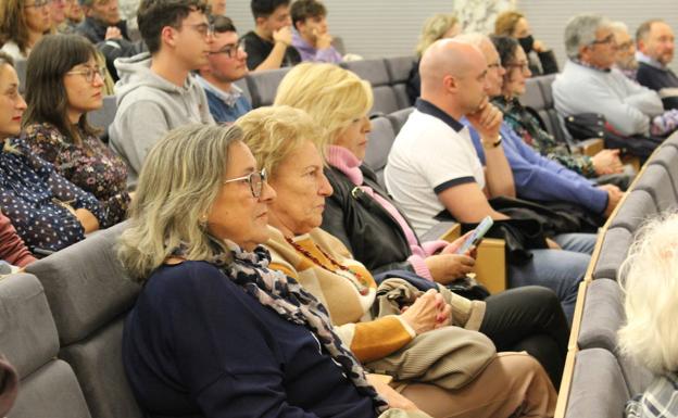 Galería. Asistentes al acto del 50 aniversario del IES Ordoño II de León.