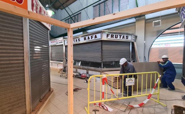 Imagen de las primeras obras en el interior del Mercado Conde Luna. En la imagen, los operarios fijan la zona de obra en una instalación que mantendrá la actividad comercial. 