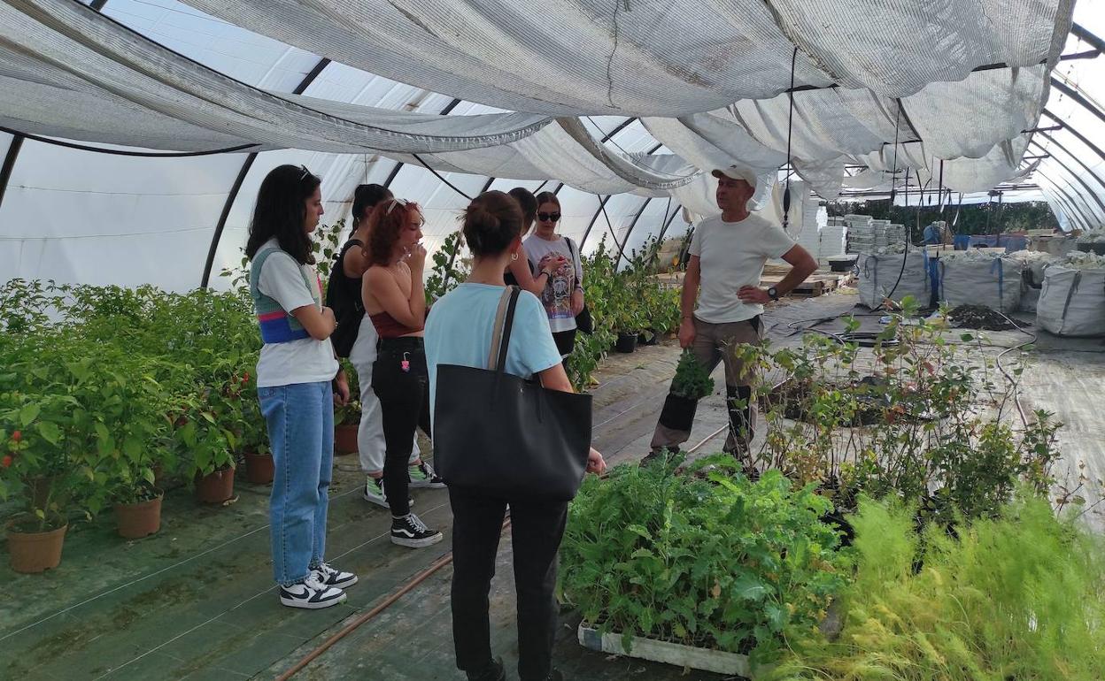 Estudiantes de tecnología de los alimentos visitan tres explotacioens agrícolas. 