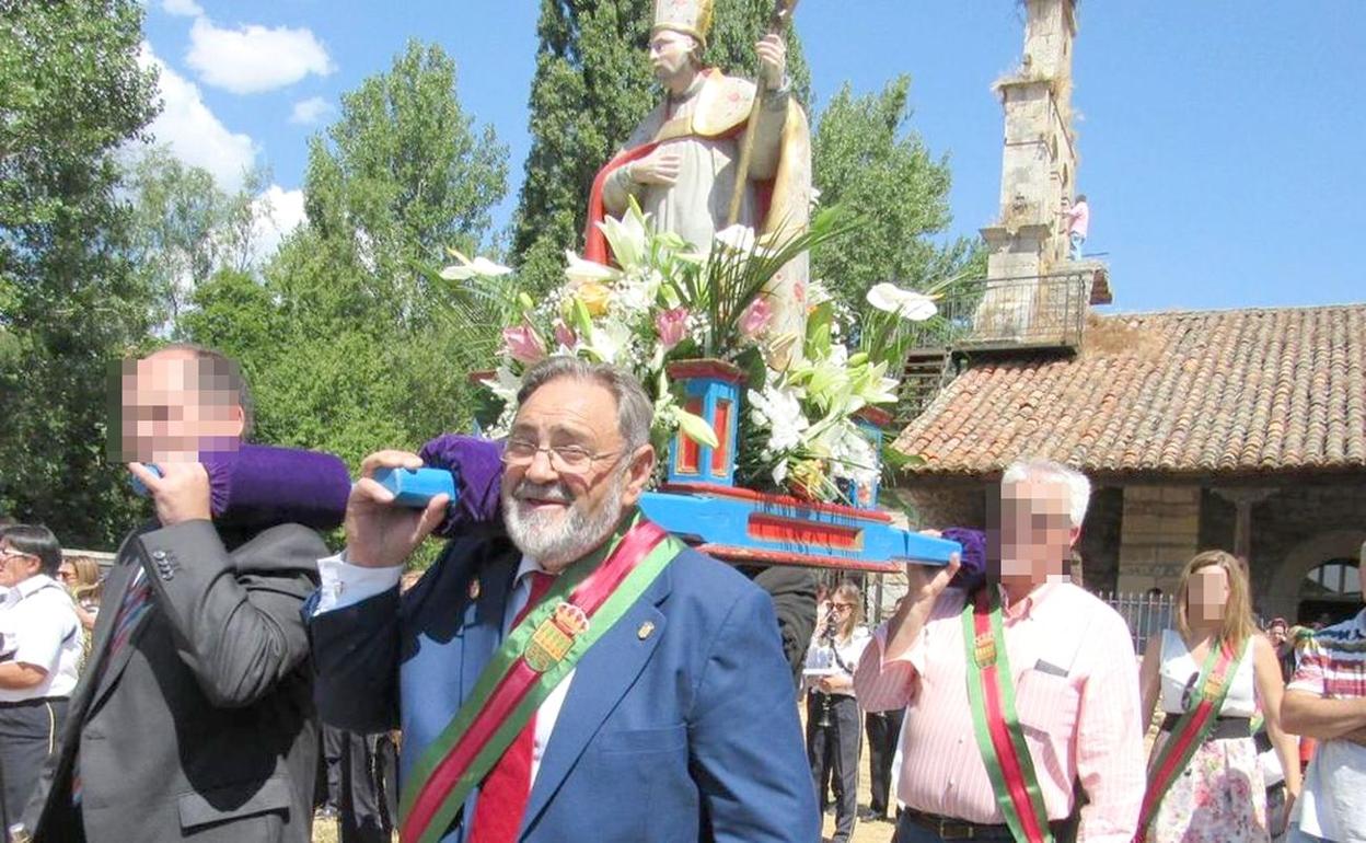 El alcalde Julio González, perteneciente al Partido Popular, durante una romería. 