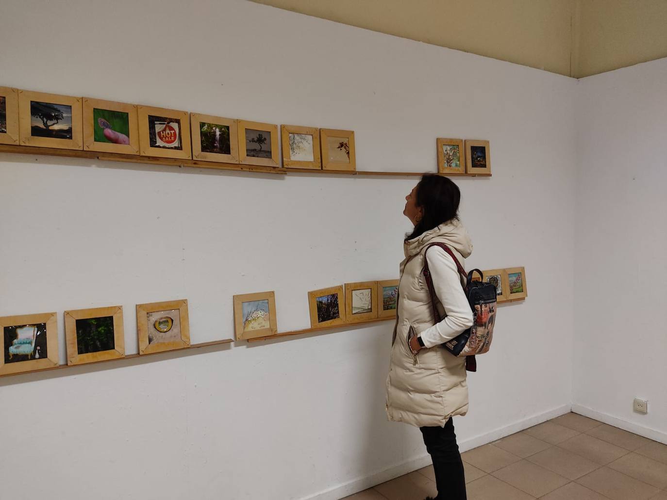 Hasta el 23 de octubre la exposición en la que han participado 80 artistas se podrá visitar en la Galería didáctica del Colegio Maristas San José | Todas las obras, desde fotografías hasta collages, son del mismo formato.