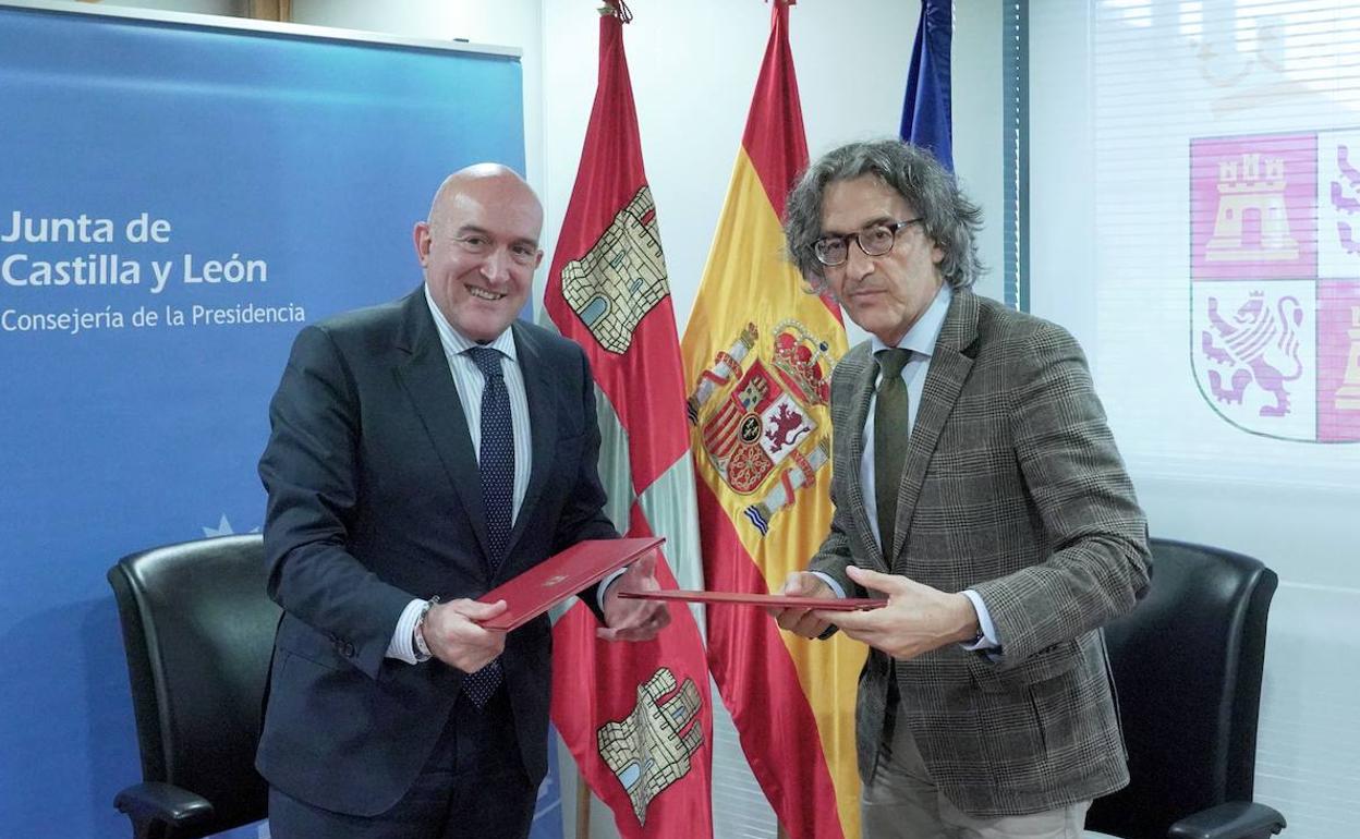 El consejero de la Presidencia, Jesús Julio Carnero, firma un convenio con la Fiscalía General del Estado para la formación continúa de fiscales de la Comunidad para el año 2022.